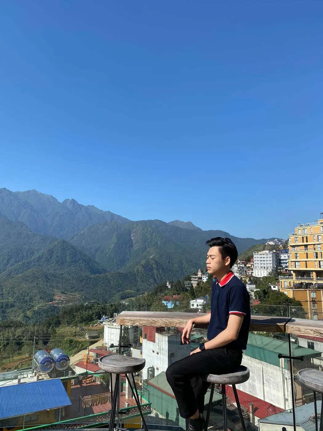 Trương Văn Đăng ngồi ngoài trời, chiêm nghiệm về bài toán dòng tiền kinh doanh